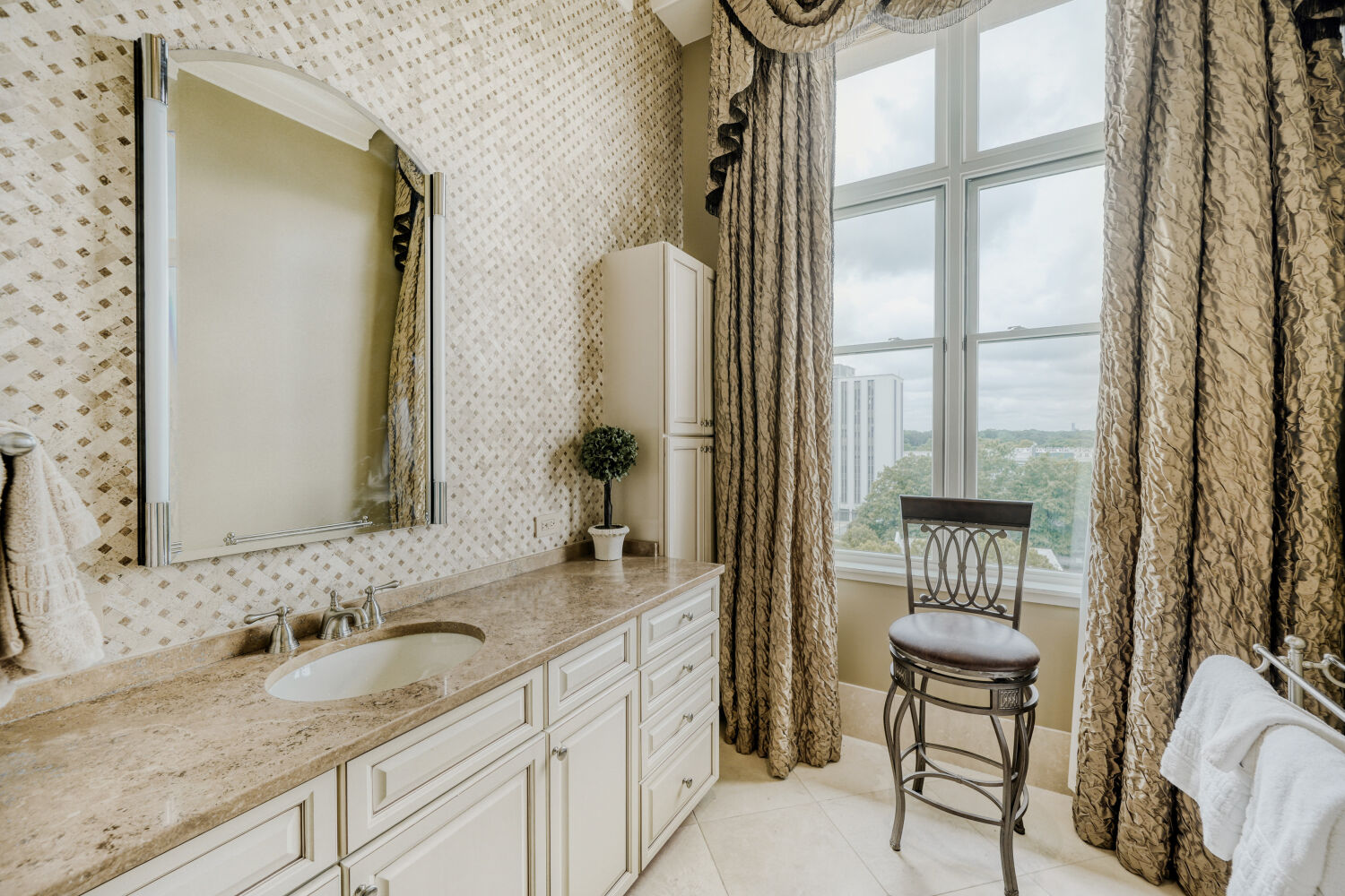 Master bath with soaking tub