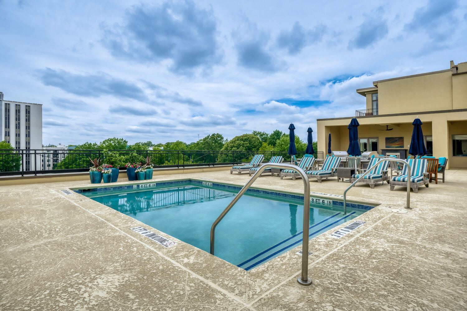 Plunge pool on the residents' deck